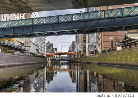 東京の川を航行する船から見る風景 東京の川を航行する船から見る風景 89787313
