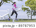 ジョギングする若い女性 89787953