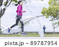 ジョギングする若い女性 89787954