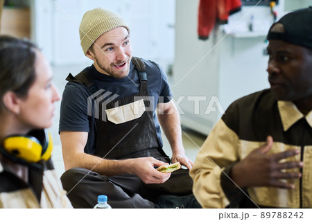 Man talking to colleagues at coffee break 89788242