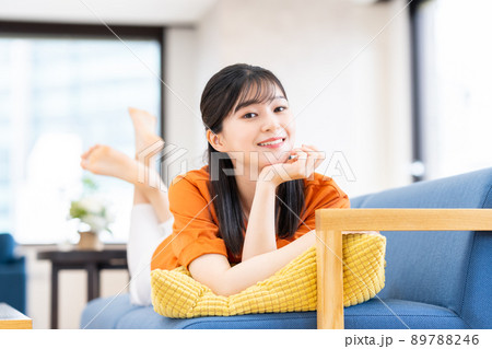 リビングでくつろぐ若い女性 89788246