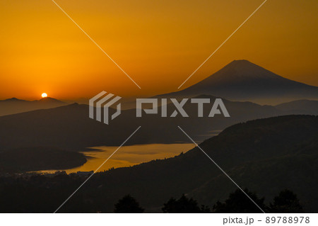 沈みゆく太陽に照らされる富士山と芦ノ湖 89788978