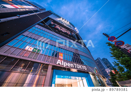 日本の東京都市景観　歌舞伎町一番街前のAlpen TOKYO 89789381