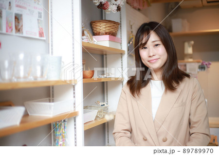 笑顔の女性店員 89789970
