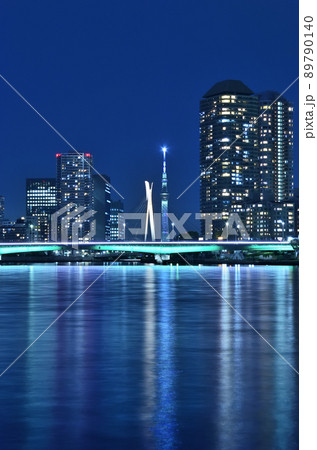 隅田川から見るライトアップされた佃大橋と中央大橋とスカイツリー 89790140