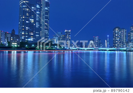 隅田川から見るライトアップされた佃大橋と中央大橋とスカイツリーと船の光跡 89790142