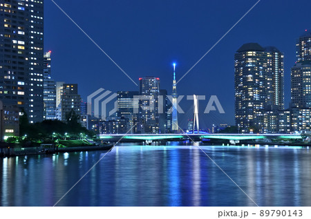 隅田川から見るライトアップされた佃大橋と中央大橋とスカイツリー 89790143