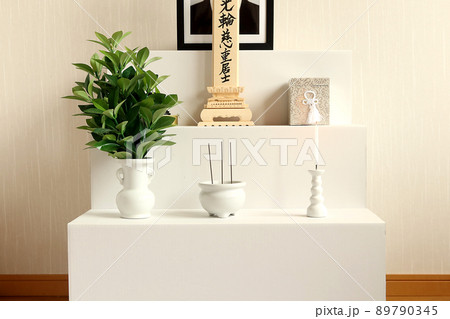 葬儀後の中陰壇後飾りに安置された白木位牌と戒名2 葬儀後の中陰壇後飾りに安置された白木位牌と戒名2 89790345