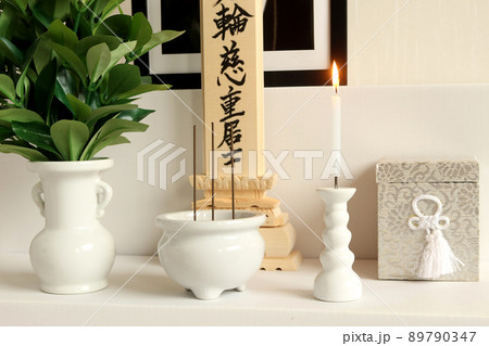 葬儀後の中陰壇後飾りに安置された白木位牌と戒名3 89790347