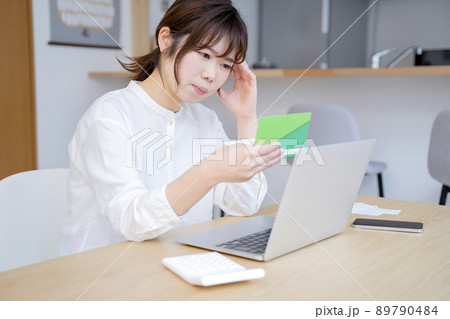 通帳を見て考え込む女性 通帳を見て考え込む女性 89790484