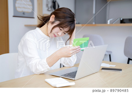 通帳を見て考え込む女性 通帳を見て考え込む女性 89790485