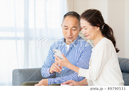 スマートフォンを使うシニア夫婦 スマートフォンを使うシニア夫婦 89790531