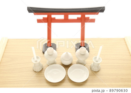 神棚に飾られる御神酒と神具一式と鳥居1 神棚に飾られる御神酒と神具一式と鳥居1 89790630