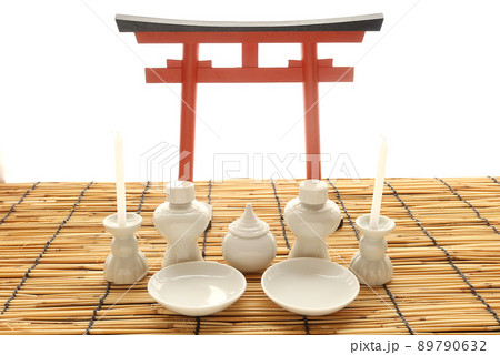 神棚に飾られる御神酒と神具一式と鳥居3 神棚に飾られる御神酒と神具一式と鳥居3 89790632