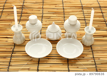 神棚に飾られる御神酒と神具一式と鳥居6 89790636