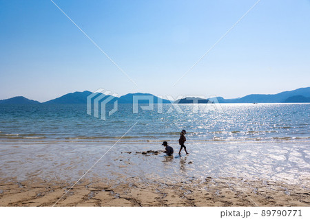 海辺で遊ぶ2人の子ども 89790771