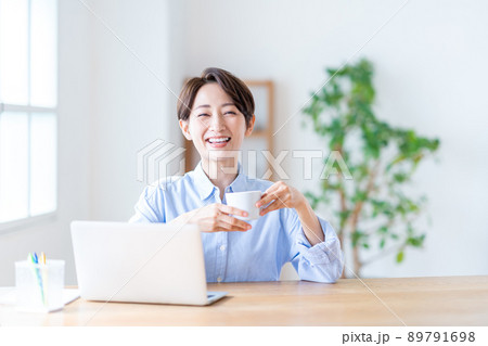 リビングでテレワークをしているミドル女性 89791698
