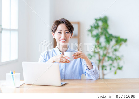 リビングでテレワークをしているミドル女性 89791699