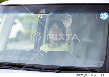 ドライブレコーダーを操作する女性 89792112