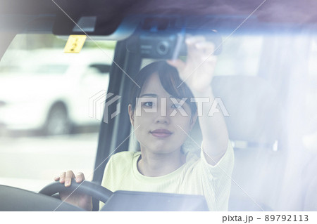 ドライブレコーダーを操作する女性 89792113