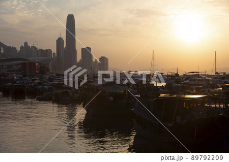 cityscape of Victoria Harbour between Hong Kong island and Kowloon from the view of typhoon shelter, with junk boats 89792209