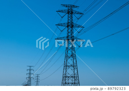高圧送電線と青空 89792323