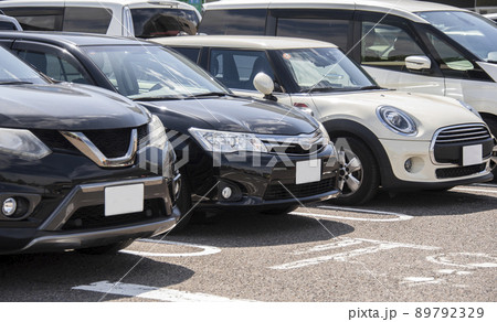 駐車場に止められた自動車 89792329