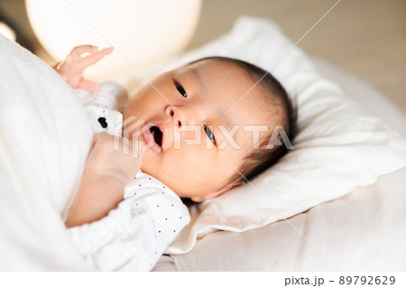 夜 眠らない赤ちゃん クーイング 夜 眠らない赤ちゃん クーイング 89792629