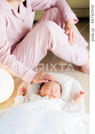 夜 寝かし付け 頭を撫でるママと眠る赤ちゃん 夜 寝かし付け 頭を撫でるママと眠る赤ちゃん 89792640