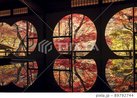 京都祐斎亭　京都の紅葉名所　京都嵐山観光スポット　紅葉のリフレクション 89792744