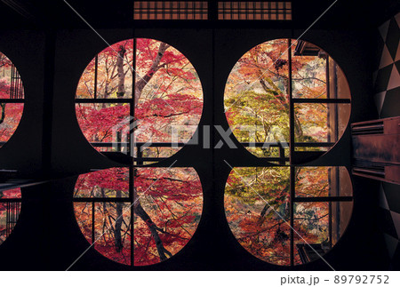 京都祐斎亭　京都の紅葉名所　京都嵐山観光スポット　紅葉のリフレクション 89792752