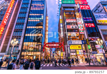 日本の東京都市景観 5月。3年ぶり、行動制限がないGWが終わったが…歌舞伎町は多くの人出=11日 日本の東京都市景観 5月。3年ぶり、行動制限がないGWが終わったが…歌舞伎町は多くの人出=11日 89793257