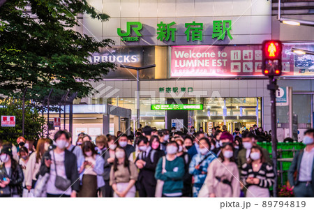 日本の東京都市景観 5月。3年ぶり、行動制限がないGWが終わったが…新宿駅前は多くの人出＝11日 89794819