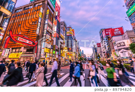 日本の東京都市景観 5月。3年ぶり、行動制限がないGWが終わったが…歌舞伎町は多くの人出=11日 日本の東京都市景観 5月。3年ぶり、行動制限がないGWが終わったが…歌舞伎町は多くの人出=11日 89794820