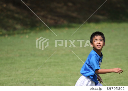 サッカー少年　センターリングSoccer boy center ring 89795802