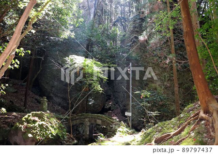 室山熊野神社　行者岩と光彩 89797437