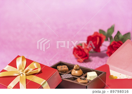 [素材] 義理チョコボックス、ラブレターとバラのバレンタインデー用のグリーティングカード 89798016