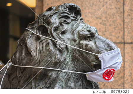 [東京・銀座] 銀座三越の入口を見守るマスク姿のライオン像の頭のクローズアップ。 89798025