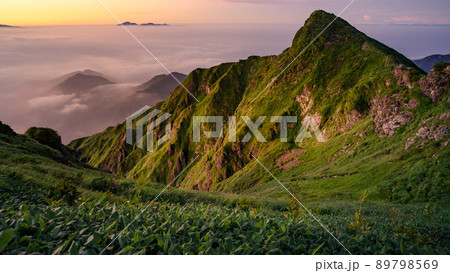(群馬県)夏の夜明け・谷川岳トマの耳と雲海 (群馬県)夏の夜明け・谷川岳トマの耳と雲海 89798569