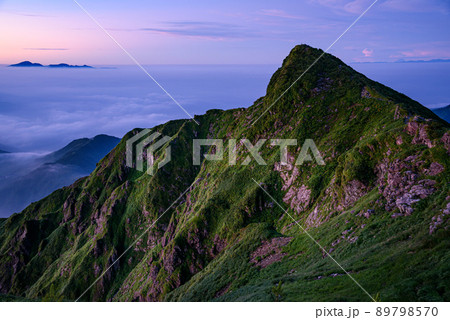 （群馬県）夏の夜明け・谷川岳トマの耳と雲海 89798570