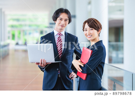 男女ビジネスパーソンのイメージ 男女ビジネスパーソンのイメージ 89798678