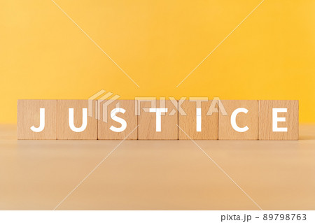 正義・裁判官のイメージ｜「JUSTICE」と書かれた積み木 89798763