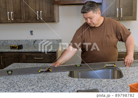 Checks level on adjusting the correct installation of countertop kitchen 89798782