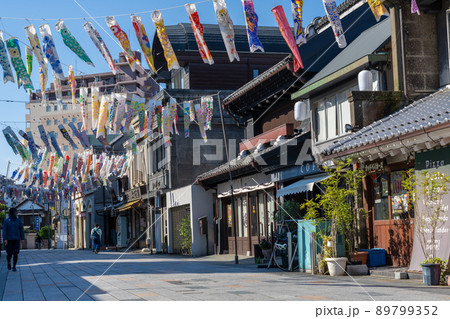 川越市の風物詩、鯉のぼりがある大正浪漫夢通りの街風景 89799352