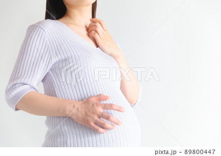 身体を掻く妊婦 妊娠掻痒症 首 お腹 身体を掻く妊婦 妊娠掻痒症 首 お腹 89800447
