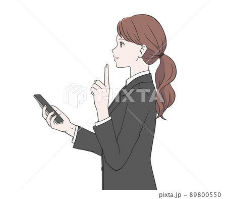 スマホを持ち、指を差すスーツの女性 89800550