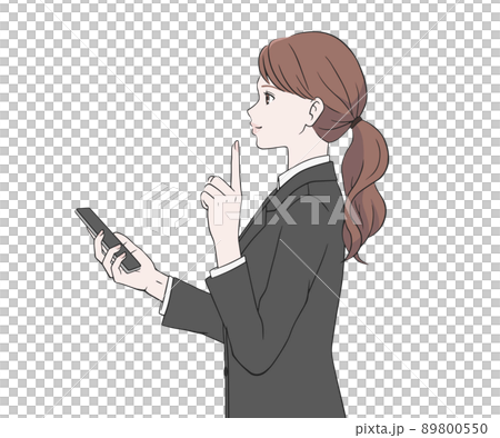 スマホを持ち、指を差すスーツの女性 89800550