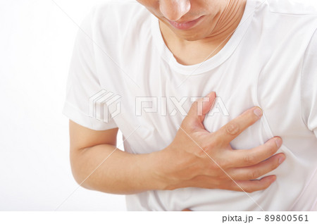胸のまわりに手を当てる男性 胸のまわりに手を当てる男性 89800561