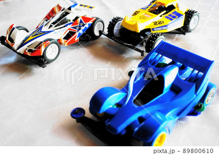 白を背景に並んだ、3台のプラモデルカー 89800610