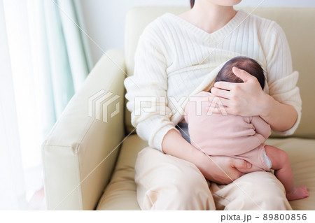 首すわり前の授乳姿勢 縦抱き 赤ちゃんの体を起こし首を支えながら正面から授乳 首すわり前の授乳姿勢 縦抱き 赤ちゃんの体を起こし首を支えながら正面から授乳 89800856